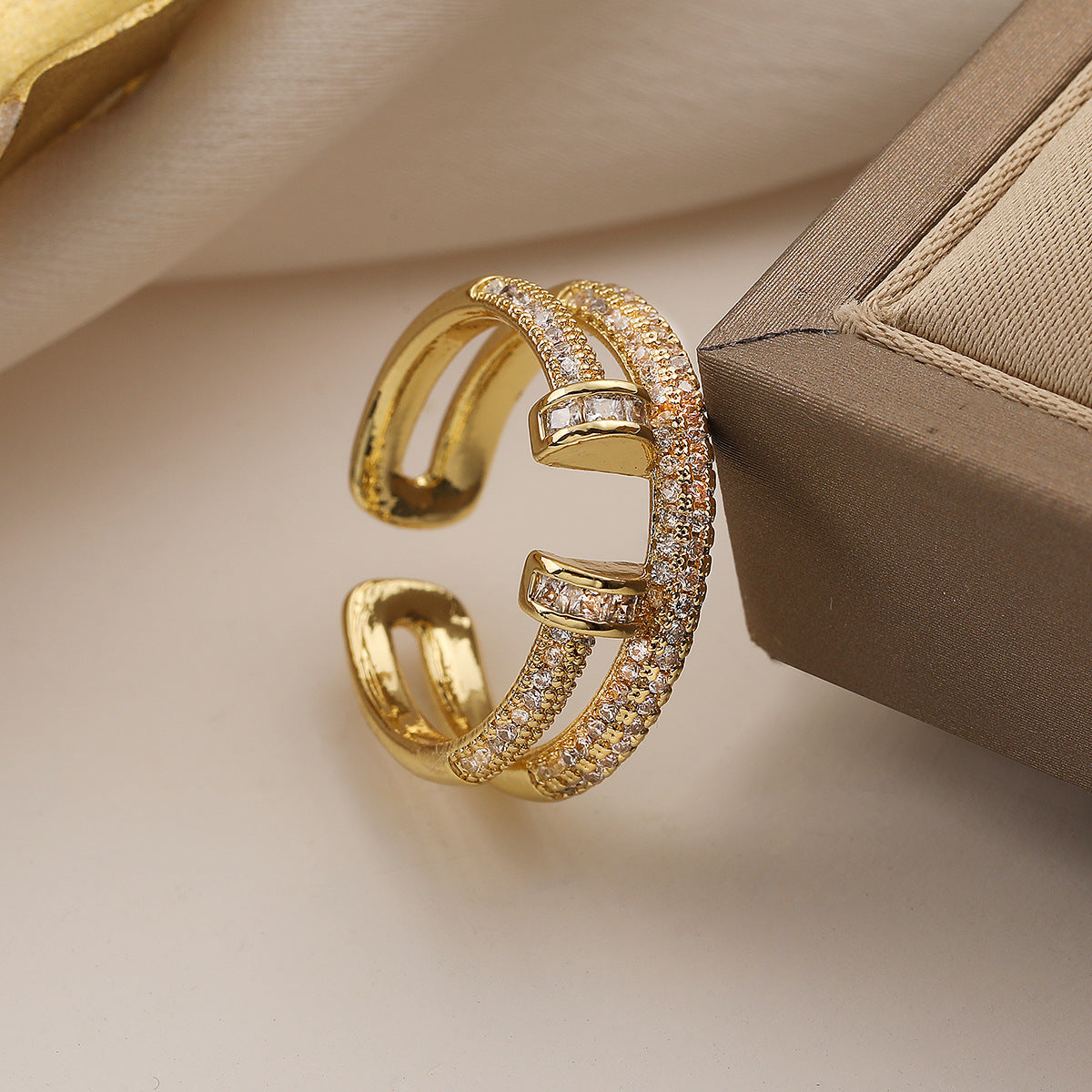 Anello aperto geometrico minimalista da donna in ottone placcato oro 18 carati e dettagli in micro-pavé