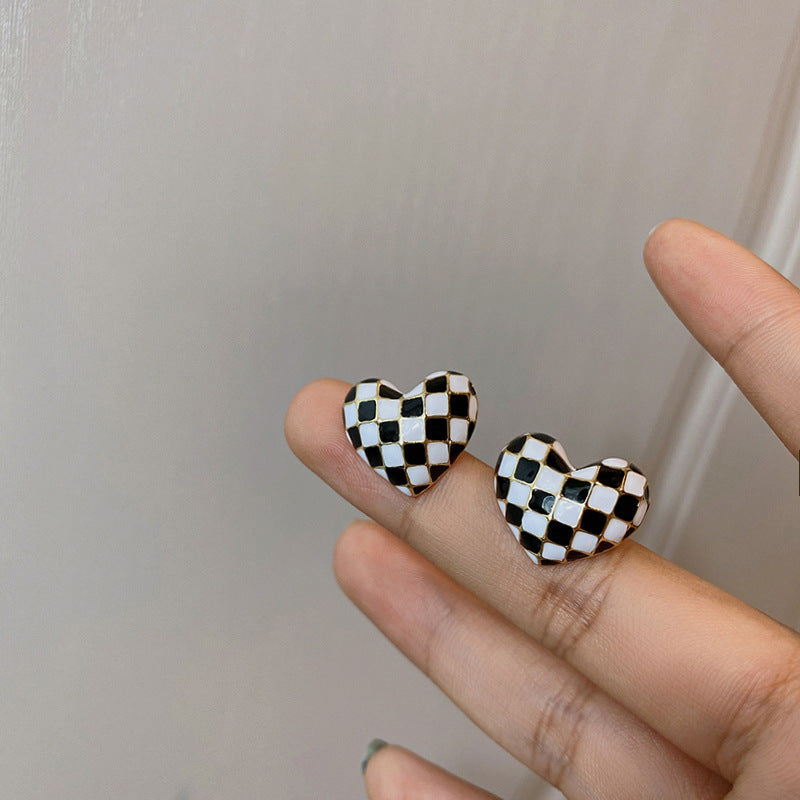 Fashionable Minimalist Heart-Shaped Alloy Stud Earrings for Women with Enamel Finish