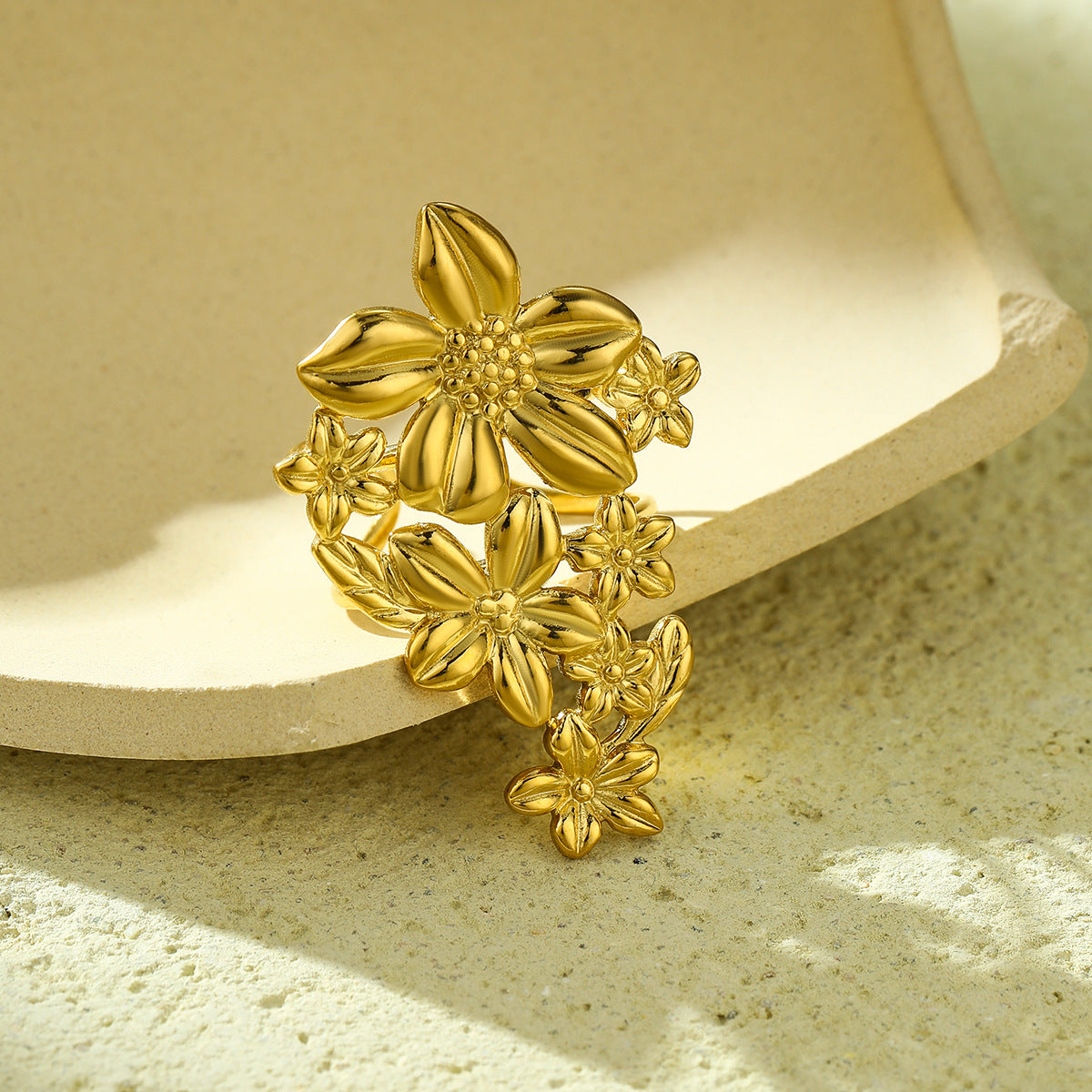 Anillo hueco de estilo palacio francés vintage para mujer en acero inoxidable con baño de oro