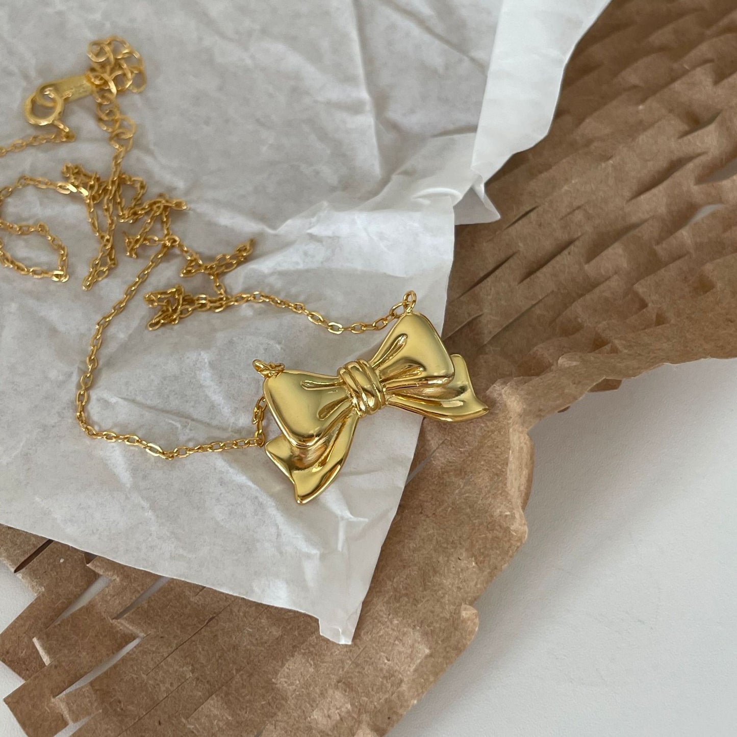 Collar con Colgante Minimalista de Nudo de Lazo en Plata de Ley 925 con Baño de Oro en Cadena de Cuentas
