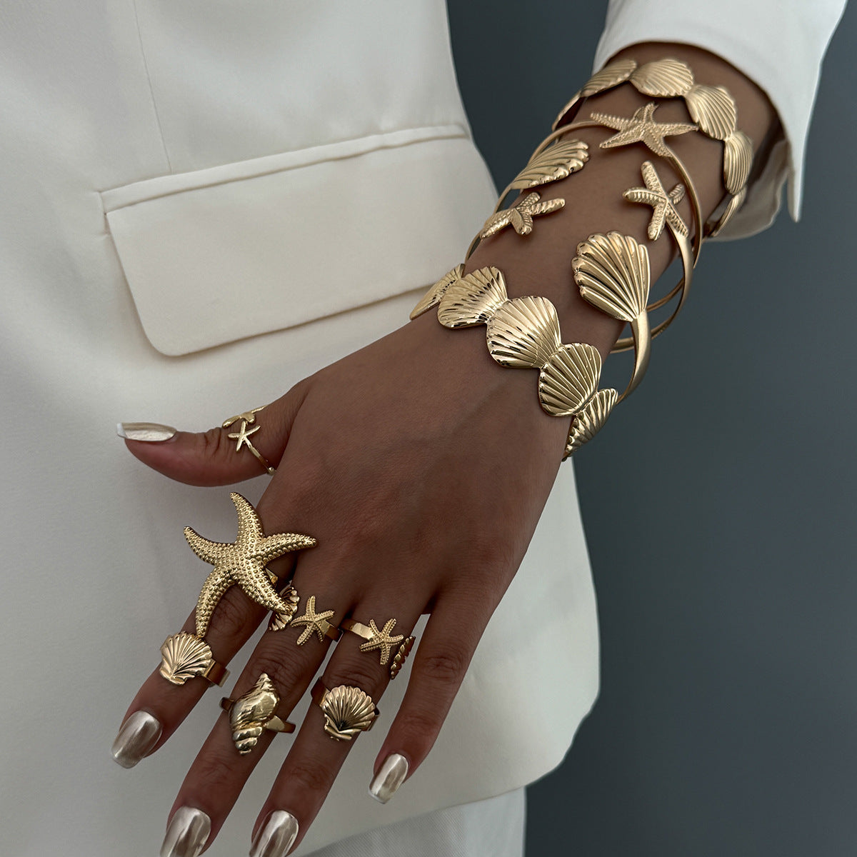 Bracciale rigido aperto minimalista da donna con stella marina, ispirato all'oceano, in metallo placcato