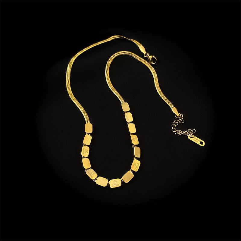 Elegante collar minimalista cuadrado con colgante de letras LOVE en acero titanio con acabado chapado para mujer
