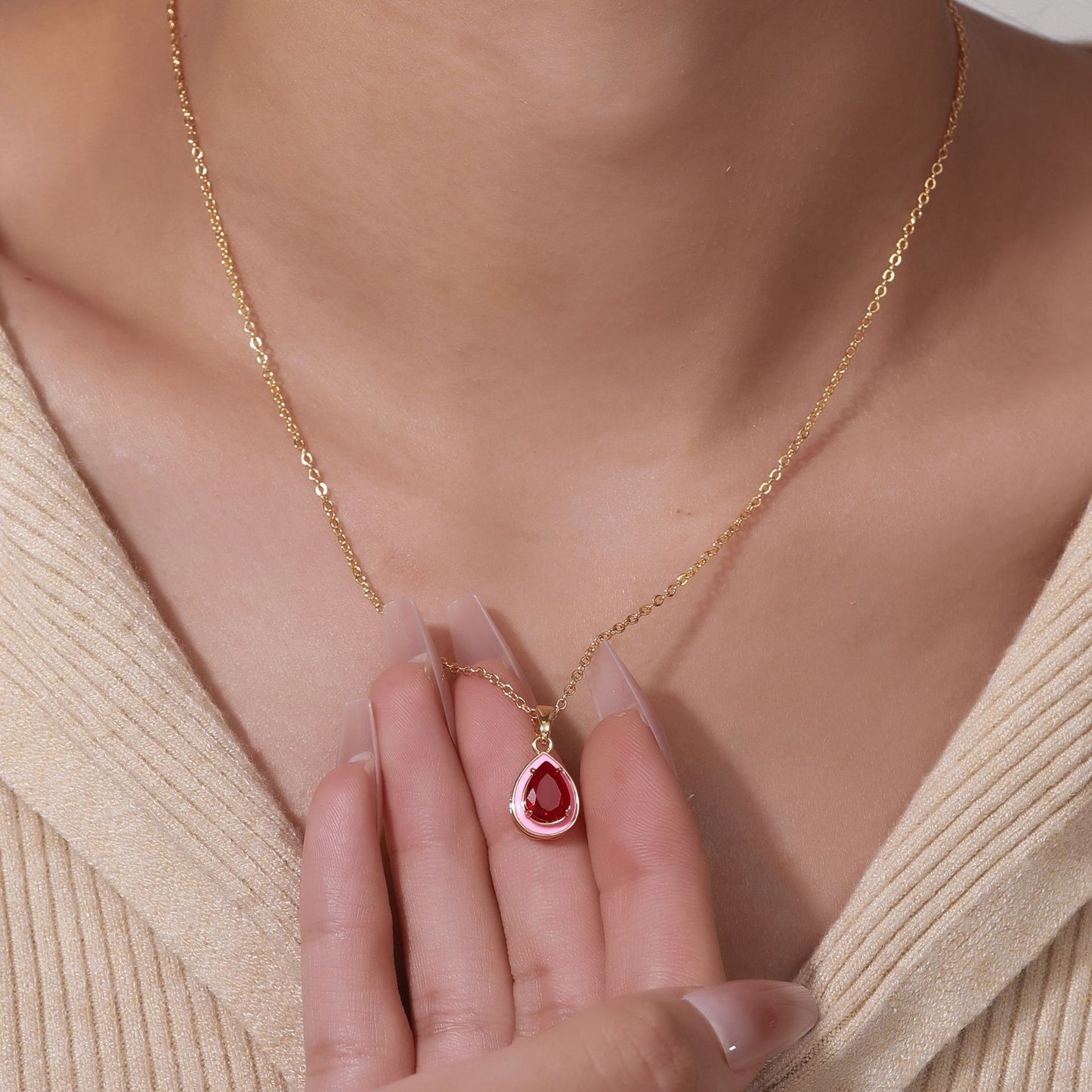 Collana da donna a goccia minimalista in rame placcato oro con pendente in zirconi cubici