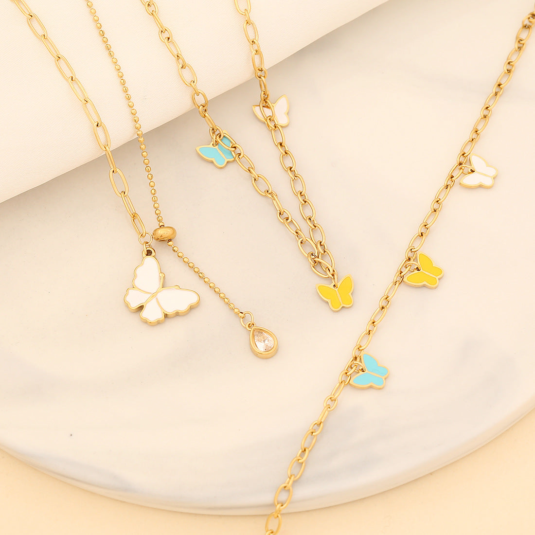 Collana da Donna con Ciondolo a Farfalla Trendy in Acciaio Inox e Finitura Smaltata