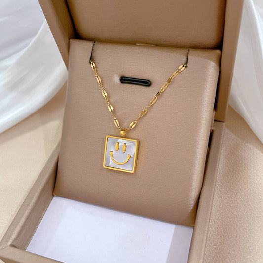 Collar minimalista geométrico de titanio bañado en acero para mujer y hombre con colgante cuadrado y diseño de cadena a la clavícula