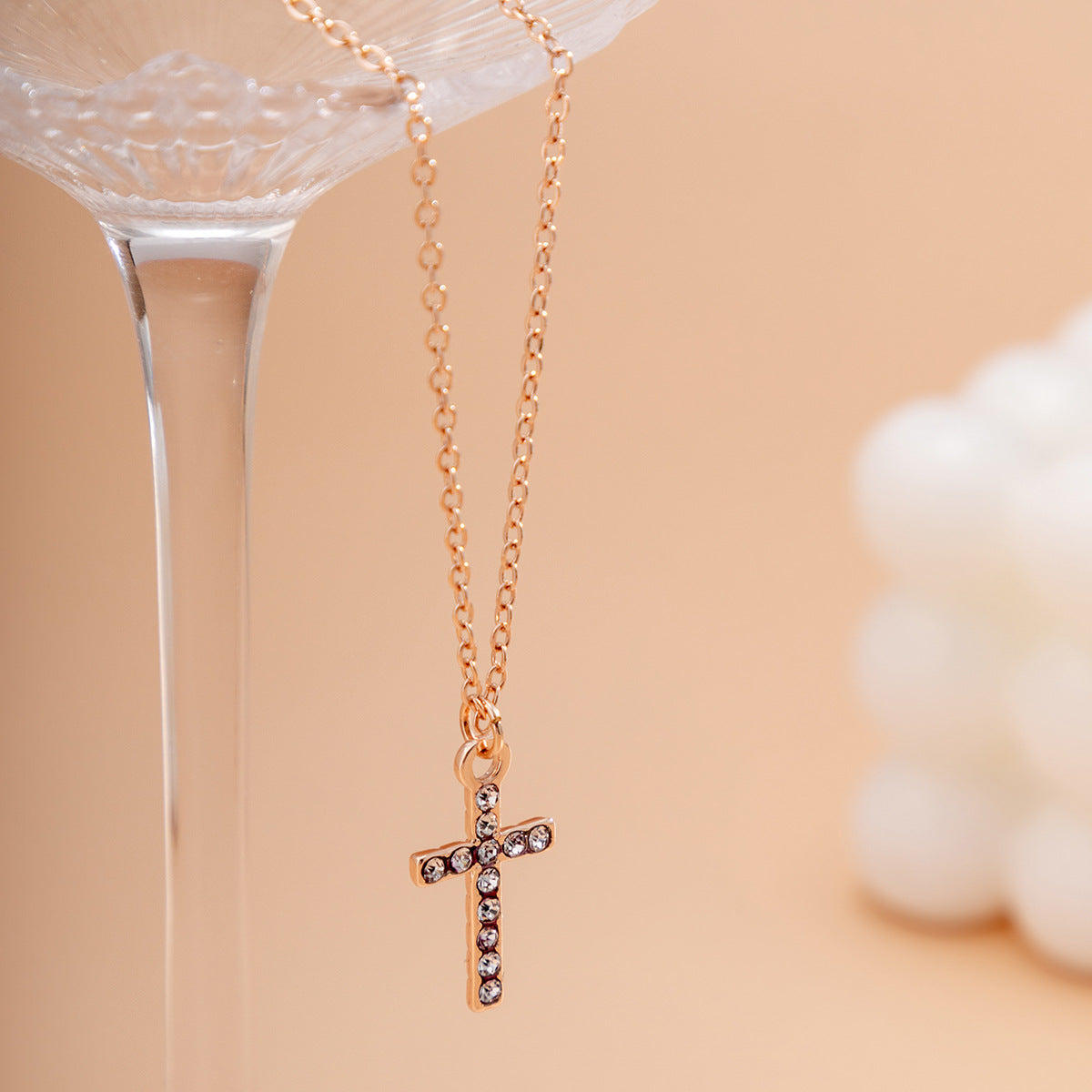Collar con Colgante de Cruz Minimalista para Mujer con Aleación Galvanizada y Cadena Fina