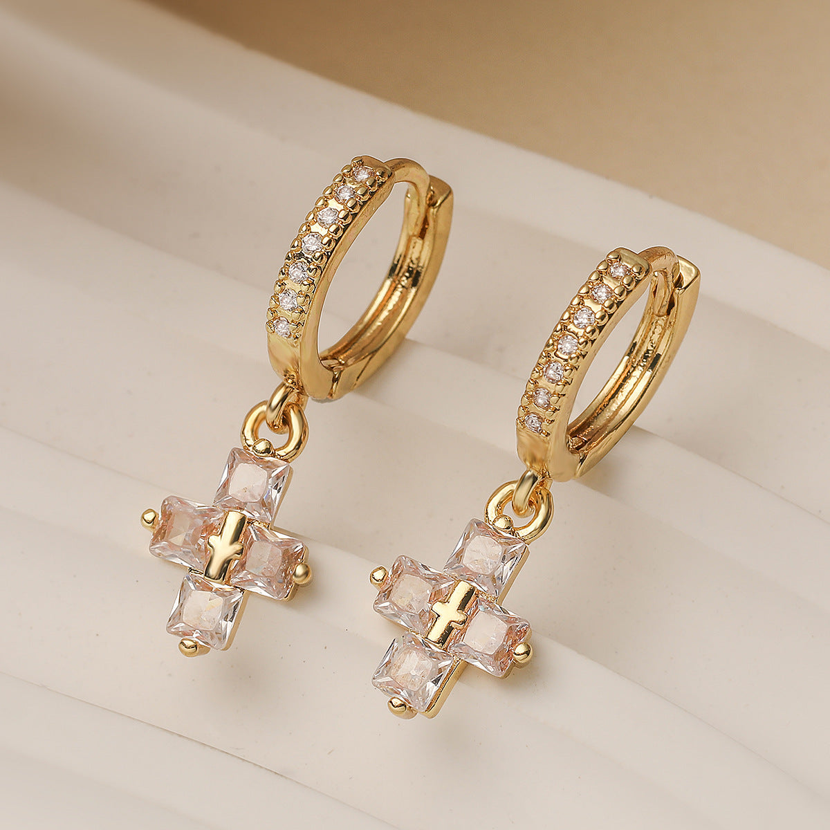 Orecchini da donna minimalisti a croce in rame con placcatura in oro 18 carati e intarsio in zirconi