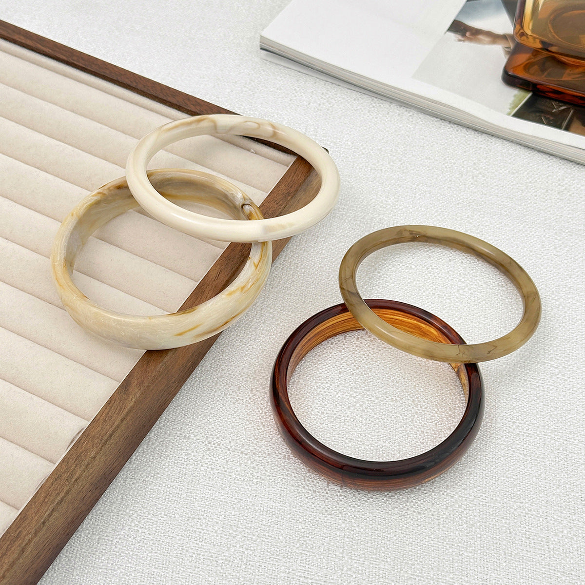 Brazalete de resina marmoleada semitransparente irregular para mujer con acabado de resina goteada