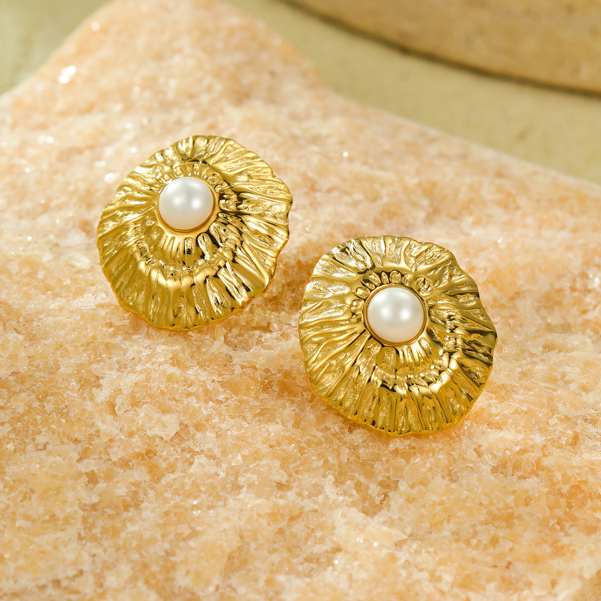Pendientes minimalistas de acero de titanio con pliegues geométricos y perlas incrustadas para mujer