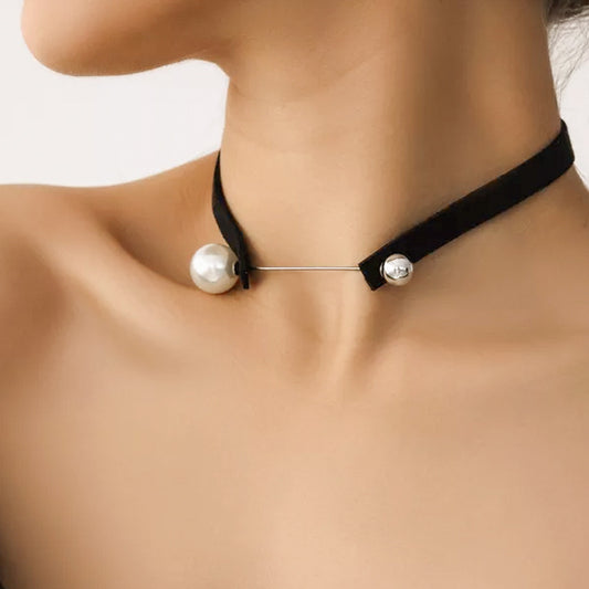 Collana girocollo minimalista in metallo galvanizzato a forma geometrica con perla sintetica