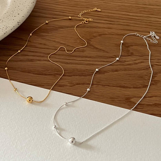 Collar minimalista de plata de ley 925 con cadena de serpiente y caja redonda geométrica de lunares