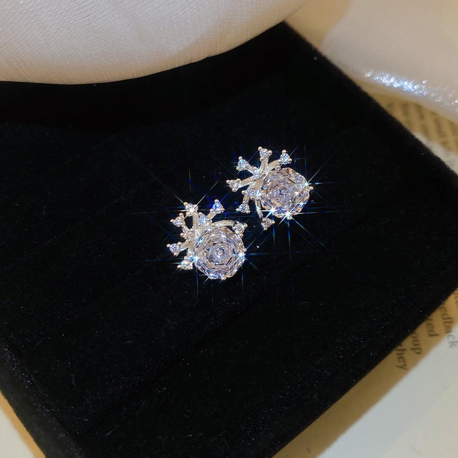 Orecchini a perno da donna a forma di corona con zirconi, placcati in oro rosa, in rame, con design floreale