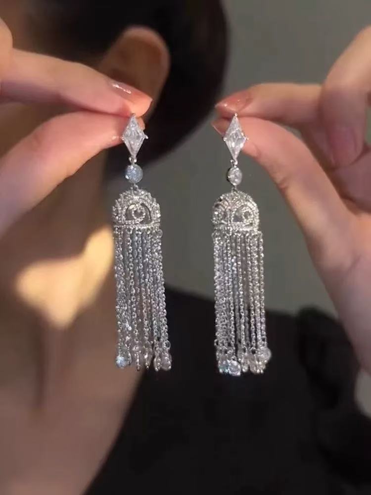 Orecchini a perno di lusso con lega geometrica irregolare e intarsio di strass, placcati argento, alla moda e versatili da donna