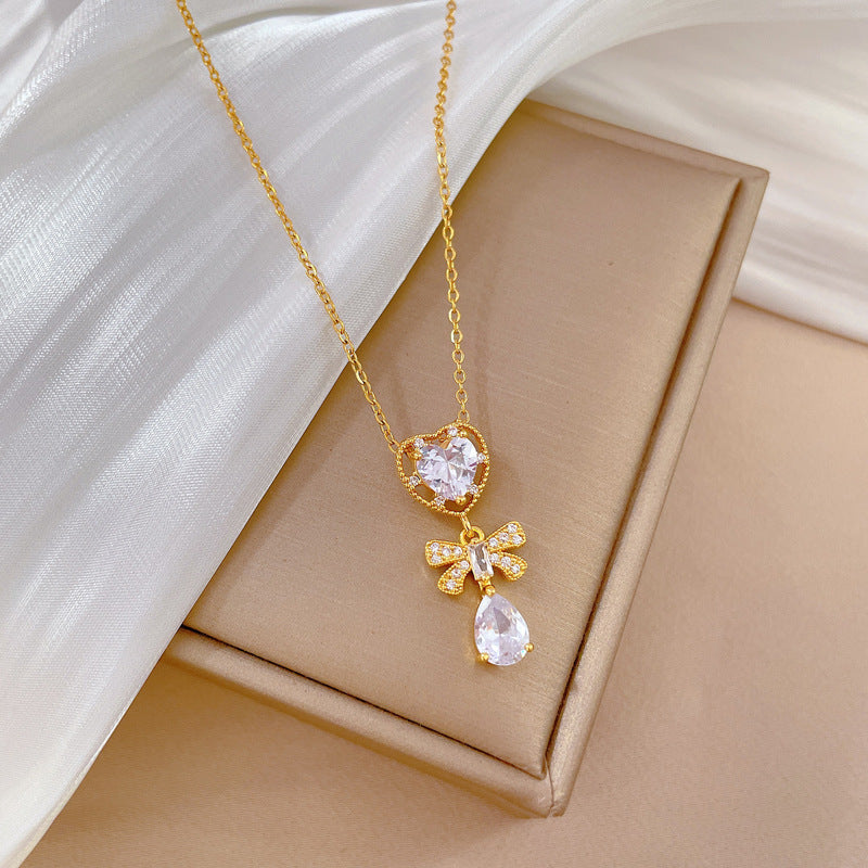 Elegante collar con colgante de mariposa para mujer con incrustaciones de diamantes de imitación en cadena de acero de titanio, cadena de clavícula ligera y delicada