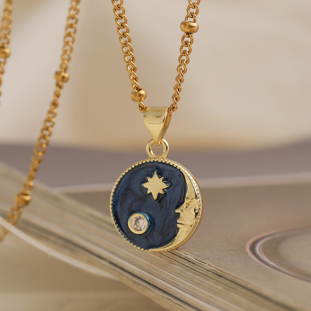 Collar con colgante minimalista geométrico de sol, luna y estrella para mujer con acabado de esmalte y base de cobre