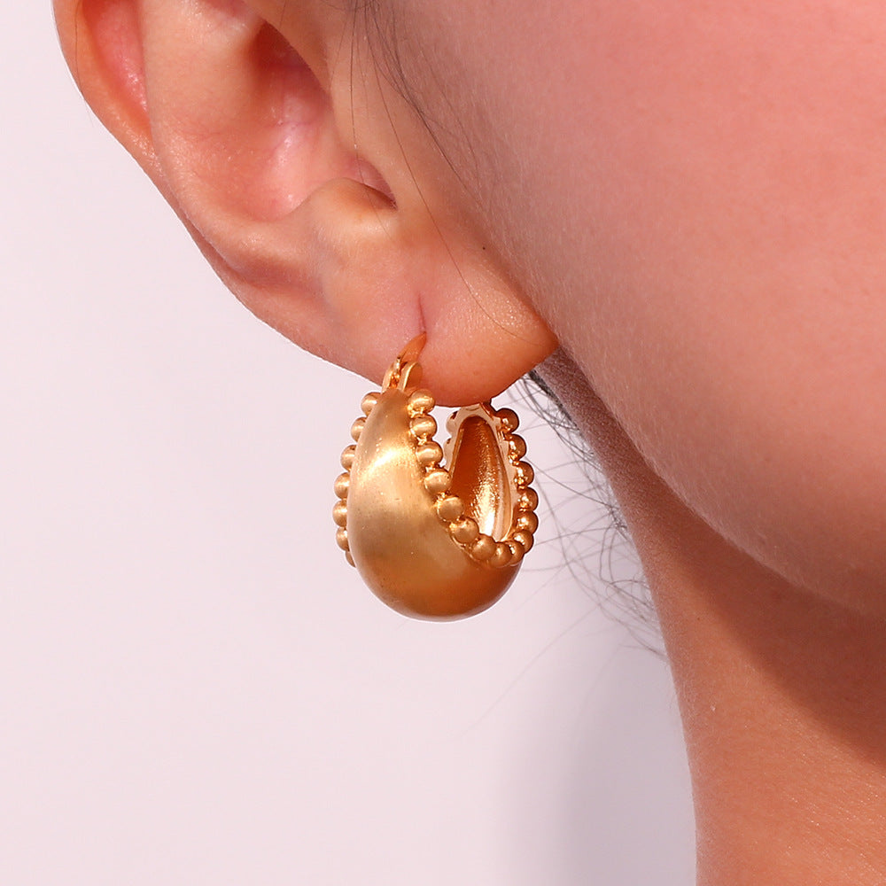 Orecchini da donna geometrici minimalisti in acciaio al titanio con placcatura in oro 18 carati e design a cestino con sfera testurizzata