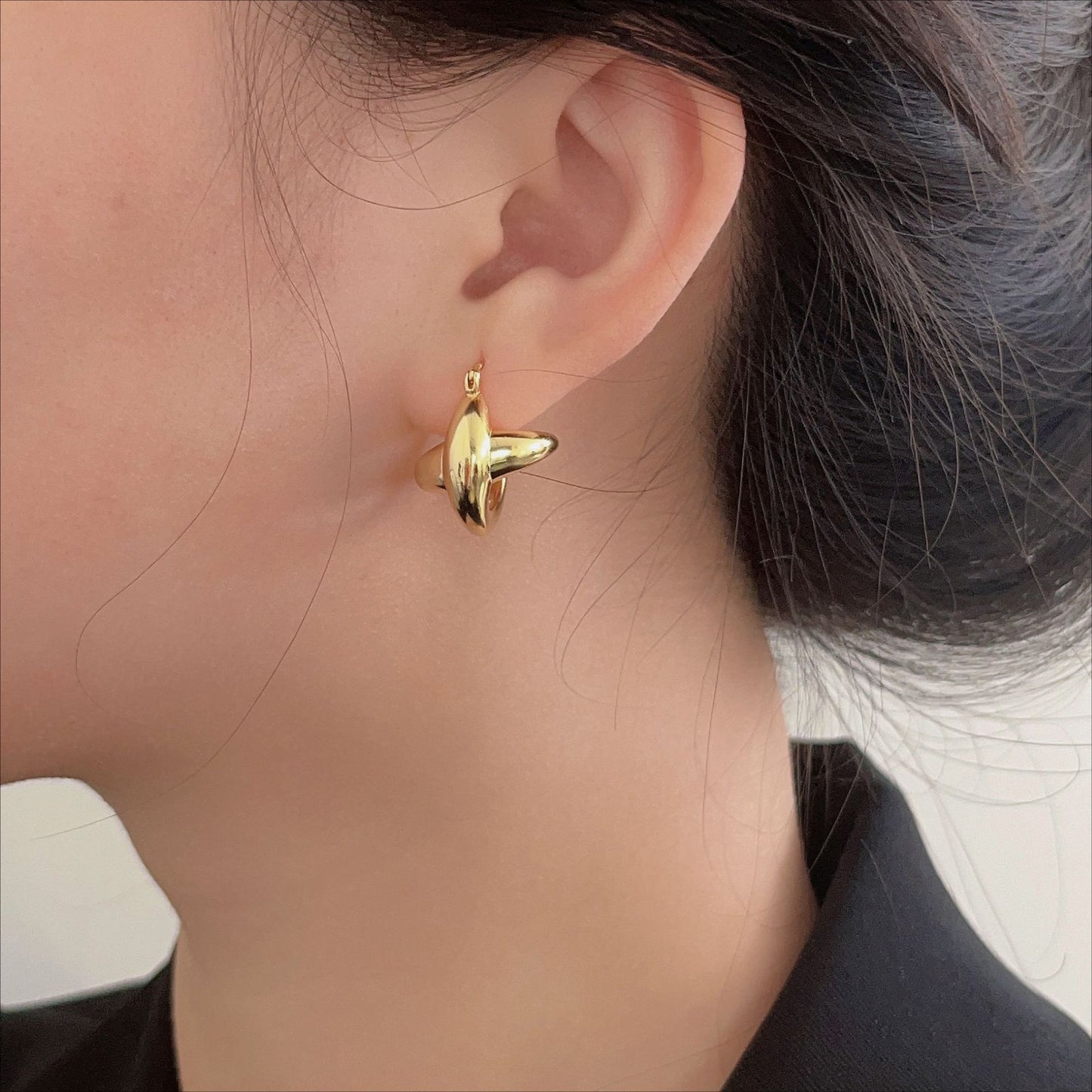 Pendientes geométricos minimalistas coreanos de líneas cruzadas para mujer en plata de ley 925 con acabado chapado