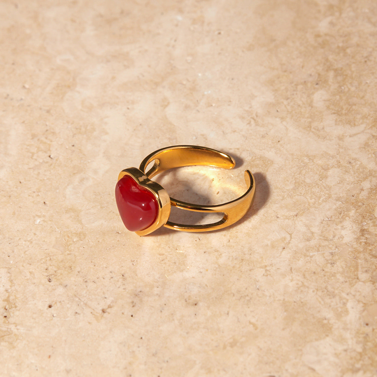 Anello minimalista a forma di cuore in acciaio inossidabile placcato oro 18 carati con intarsio in agata rossa, unisex