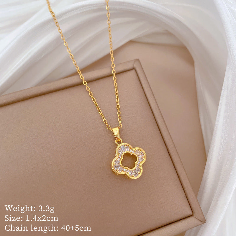 Set di Collana con Ciondolo a Quadrifoglio Minimalista e Orecchini in Acciaio al Titanio con Intarsio di Strass per Donne
