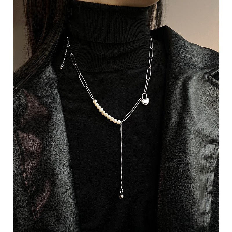 Collana Minimalista con Perle e Pendente a Cuore in Acciaio al Titanio Lucidato da Donna