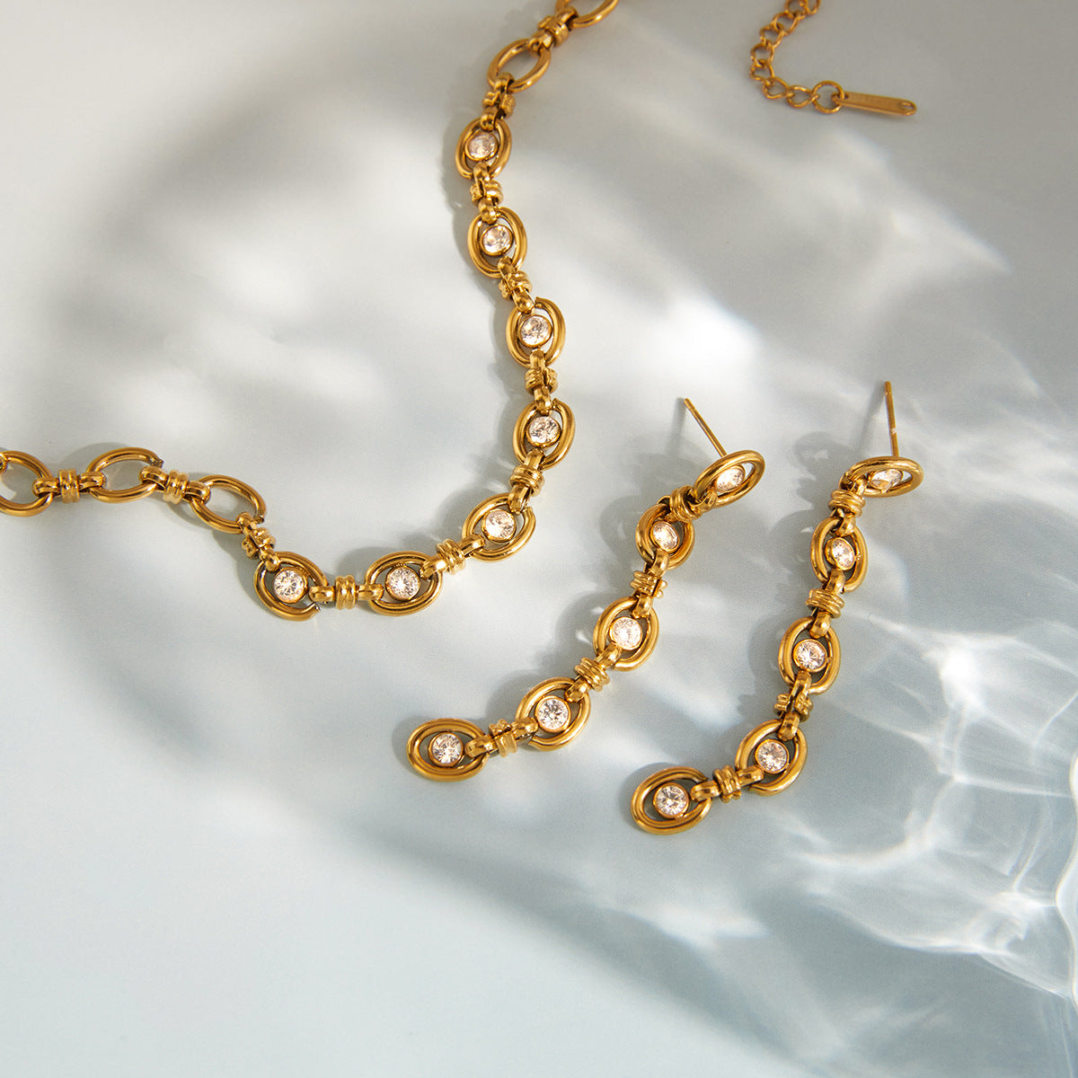Elegantes Pendientes Colgantes con Borla de Acero Inoxidable PVD de Circonita Cúbica de Diseño Geométrico para Mujer