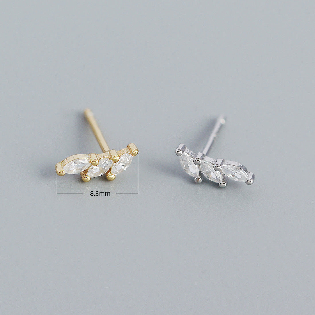 Orecchini Minimalisti in Argento Sterling 925 con Intarsio Geometrico di Zirconi Cubici