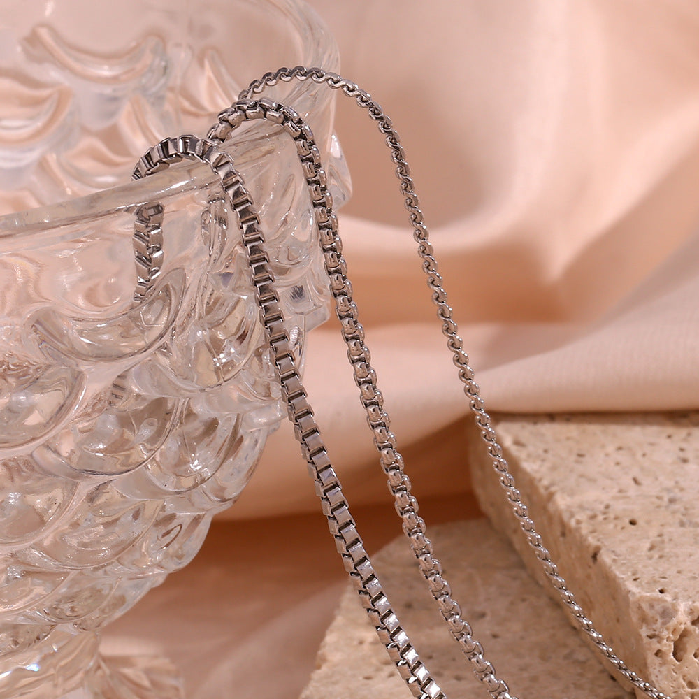 Bracciale a S da donna in acciaio al titanio, geometrico e minimalista, con finitura placcata e design a catena a scatola