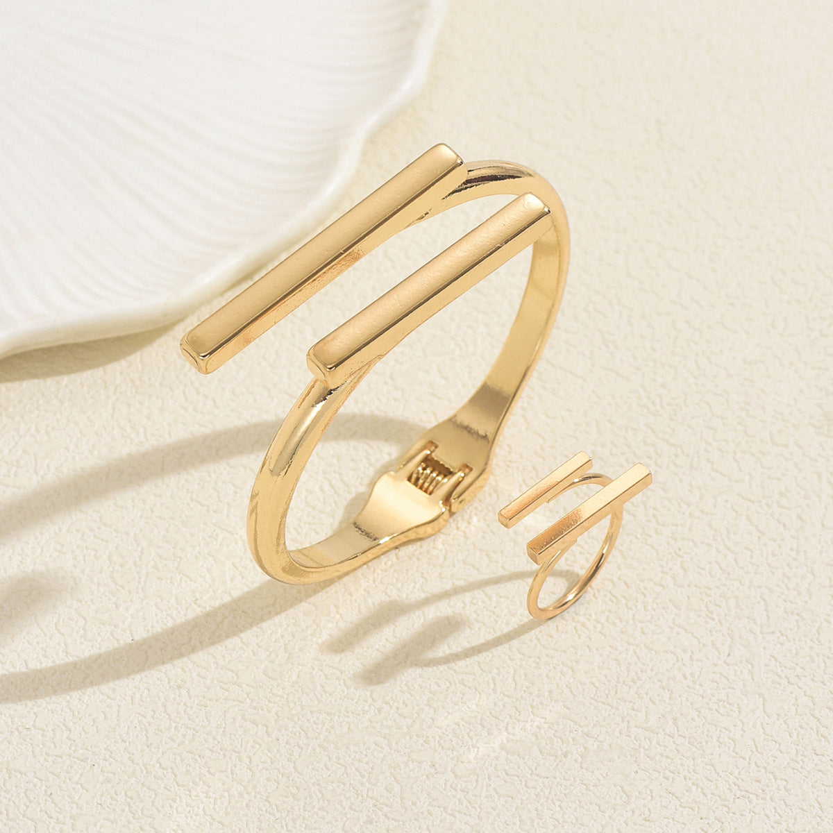 Conjunto de pulsera y anillo minimalistas de aleación de zinc chapada con diseño de lujo ligero y elegante para mujer