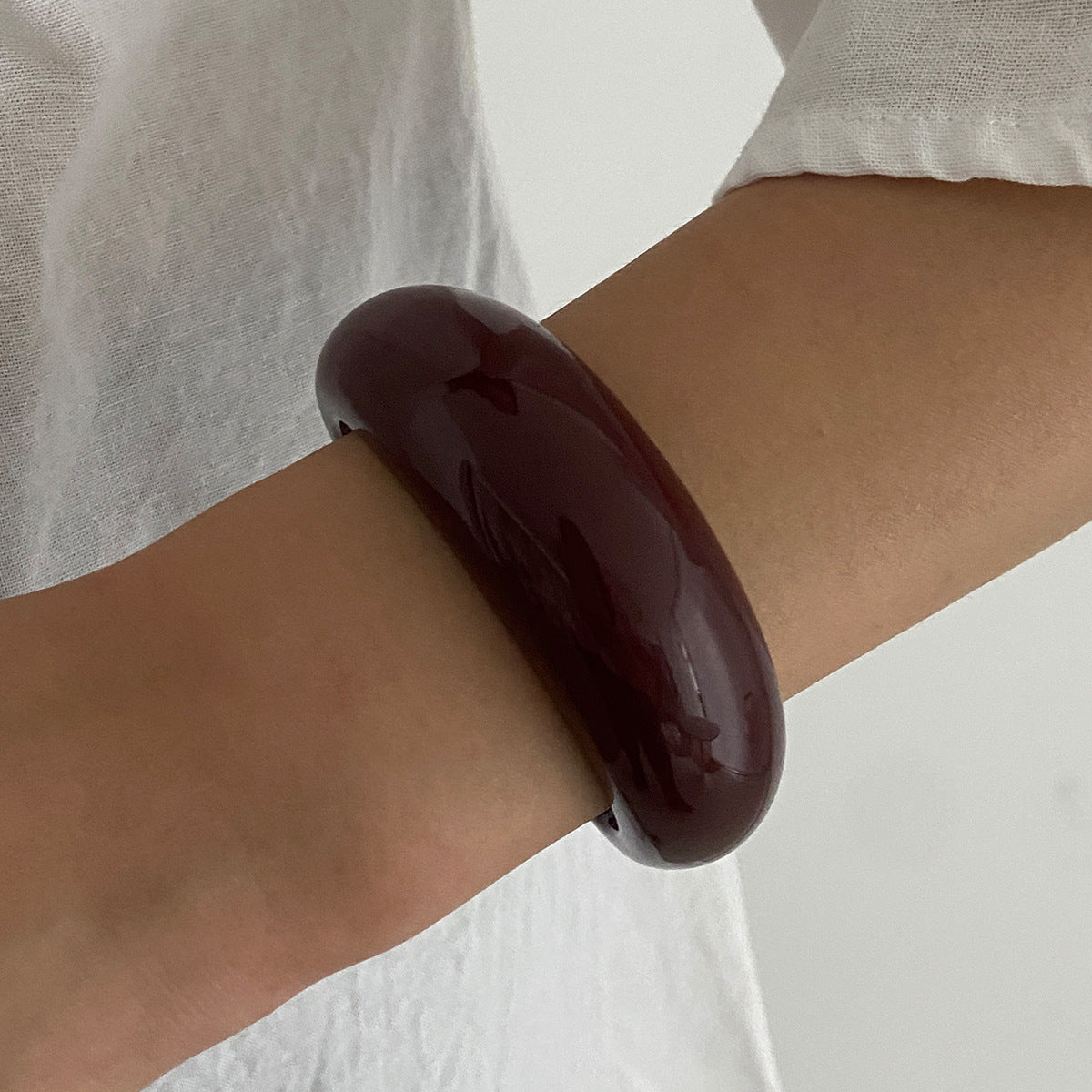 Pulsera geométrica 3D abierta en forma de C de aleación con incrustaciones acrílicas y acabado galvanizado