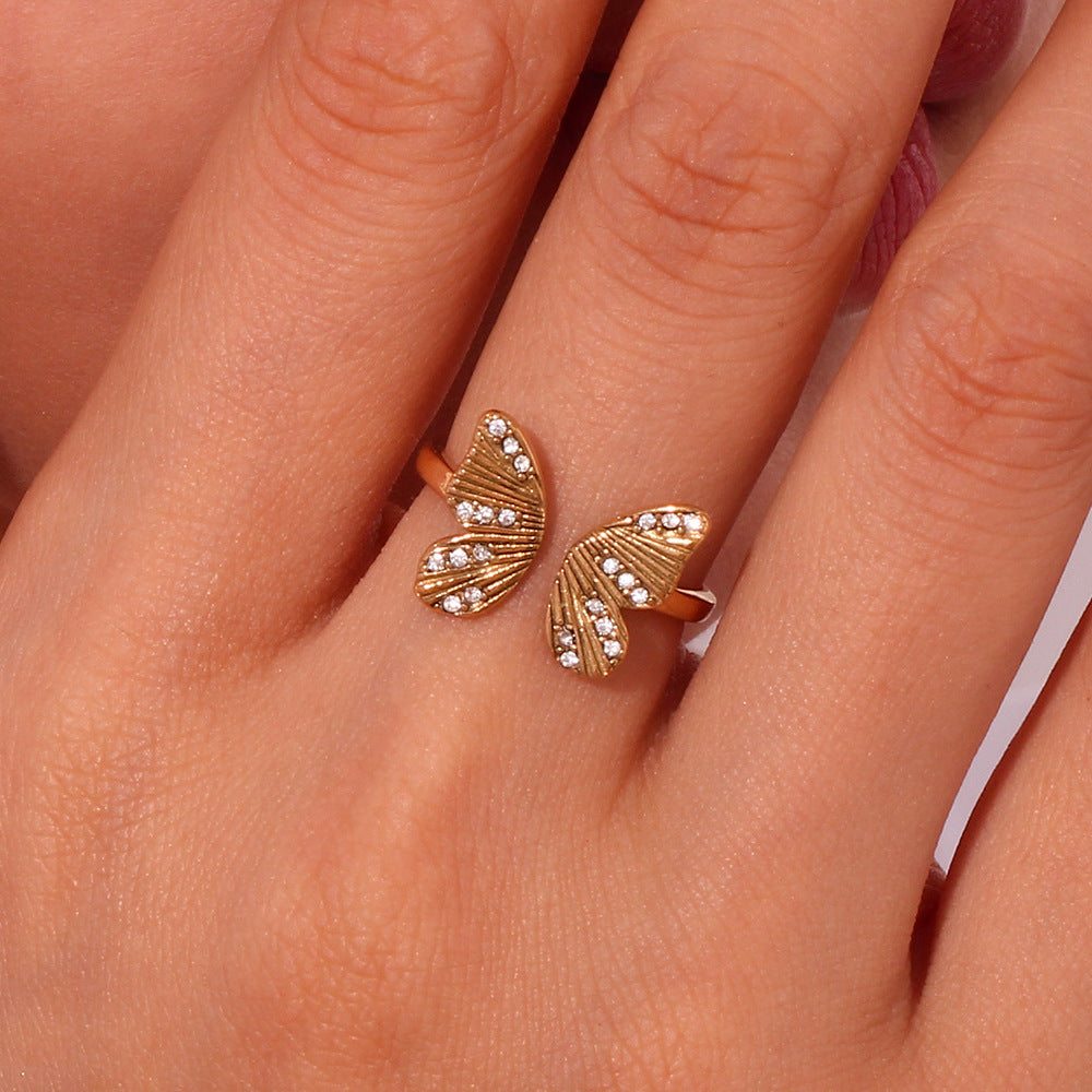 Anillo Minimalista Geométrico de Acero Inoxidable con Baño de Oro de 18K y Diseño Irregular con Micro Pavé para Mujer