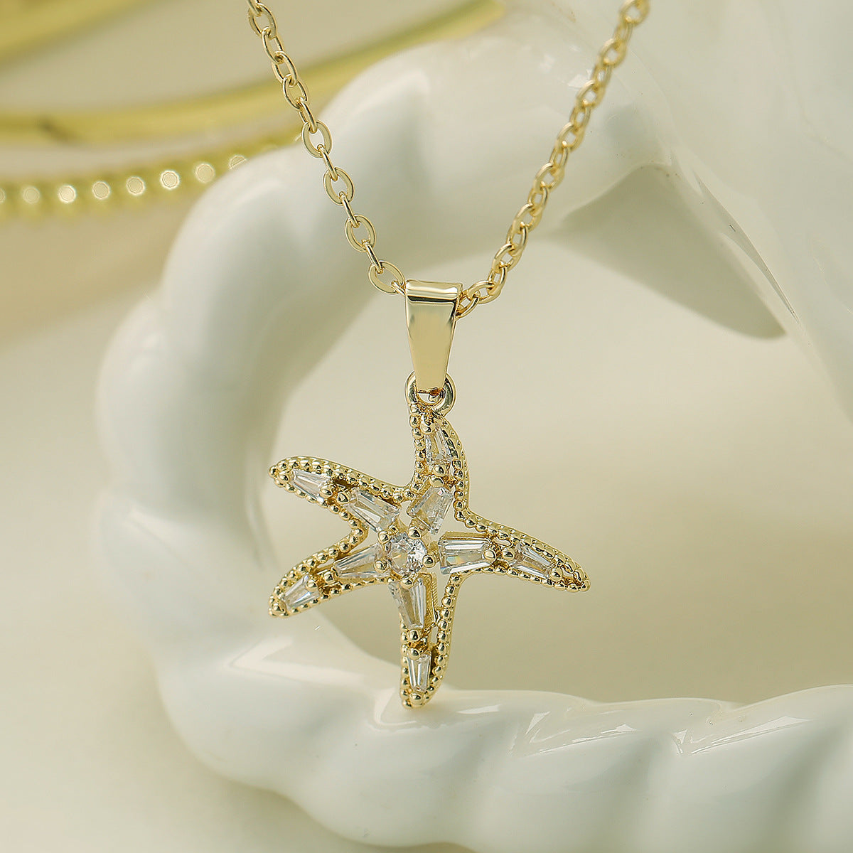 Minimalist Starfish Pendant Necklace for Women Made of Copper with 18K Gold Plating and Zircon Inlay
