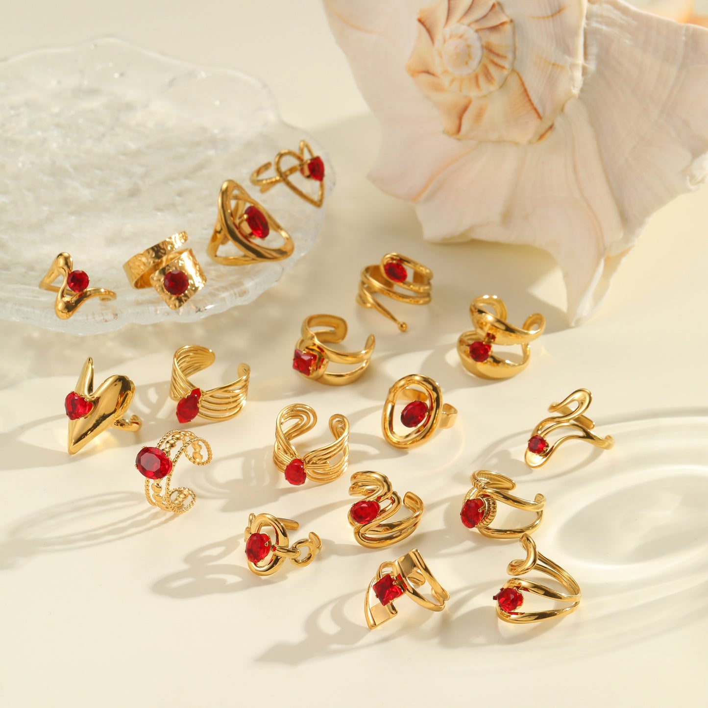 Anello da donna minimalista geometrico in acciaio al titanio con intarsio in zircone rosso regolabile a fascia aperta