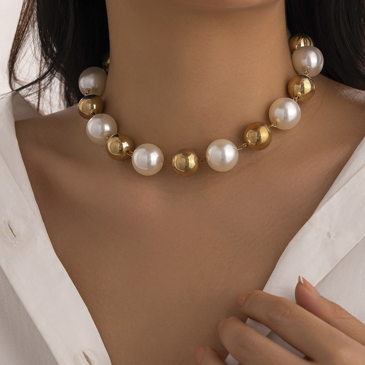 Collana Punk da Donna con Ciondolo Geometrico a Sfera in Lega Galvanizzata e Perle in Resina su Catena a Sfera