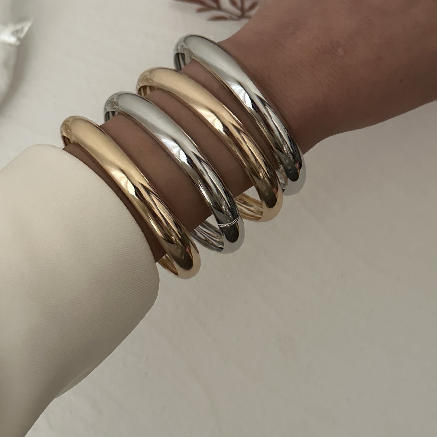 Bracciale curvo liscio minimalista geometrico in lega di zinco placcata