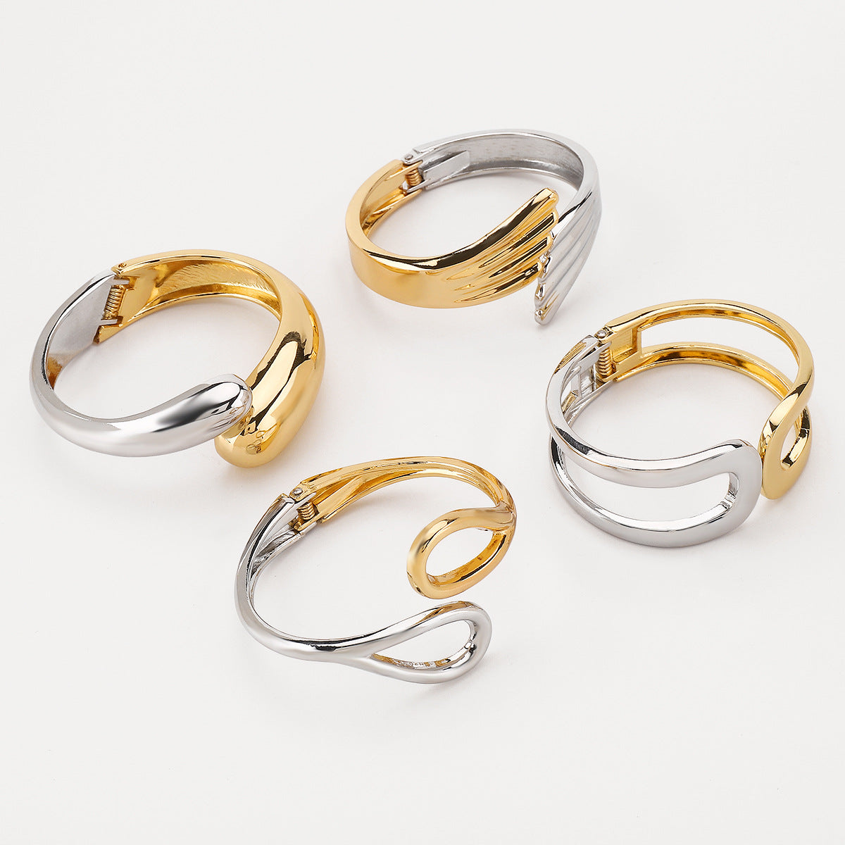 Bracciale in lega con motivo geometrico irregolare, design a molla, finitura metallica galvanizzata, bangle di tendenza