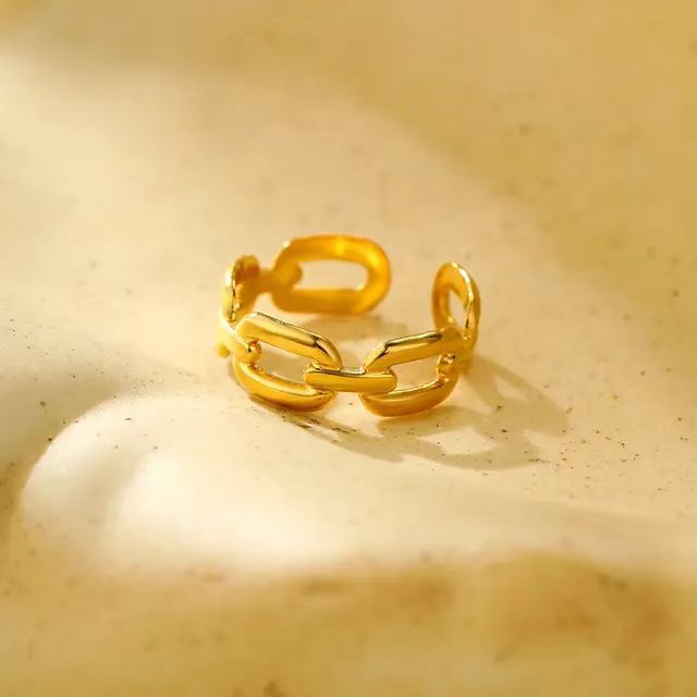 Anillo minimalista geométrico de acero inoxidable con detalle de cadena para mujer, acabado hipoalergénico de acero de titanio