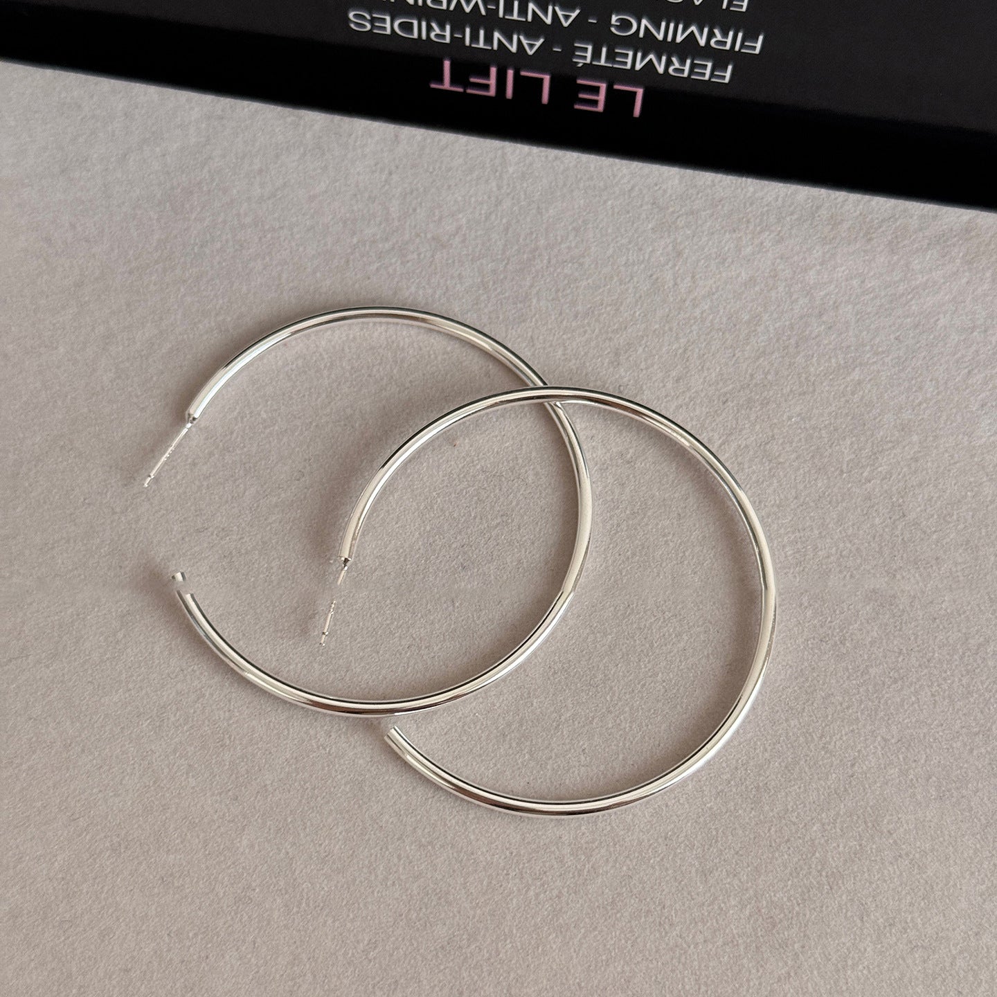 Orecchini a cerchio geometrici rotondi minimalisti da donna con base in rame placcato oro e perni in argento sterling 925, gioielli eleganti di lusso adatti all'ufficio