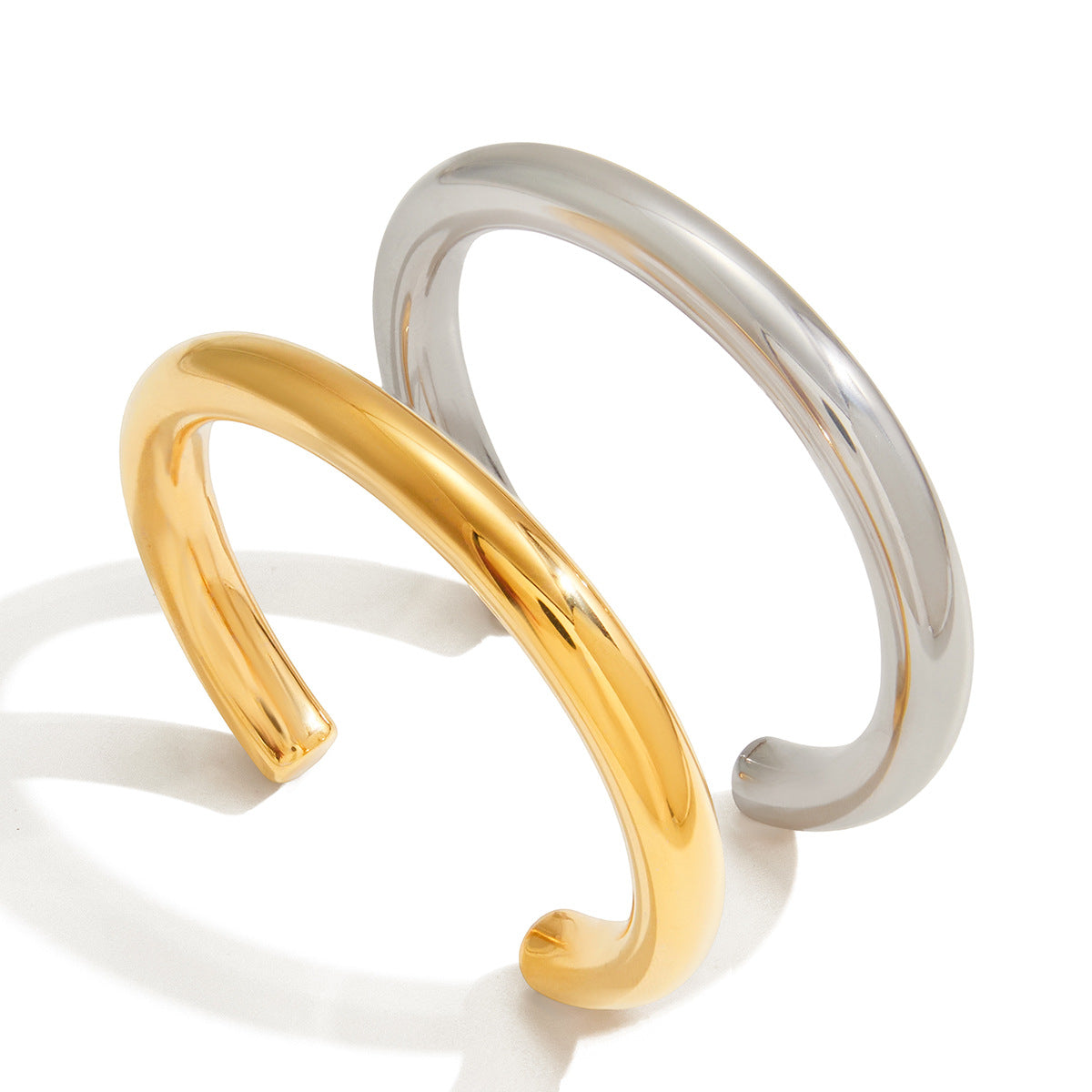 Pulsera minimalista geométrica de acero inoxidable para mujer con baño de oro y diseño de brazalete abierto