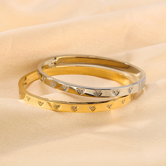 Bracciale da donna in acciaio al titanio placcato oro 18 carati con strass intarsiati a forma di cuore, stile minimalista