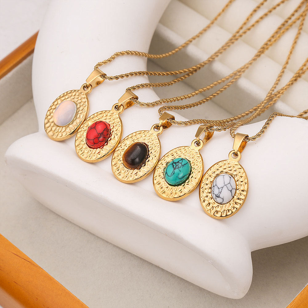 Collana da donna vintage in acciaio inossidabile stile francese con intarsio turchese e ciondolo rotondo in rilievo su catena ritorta