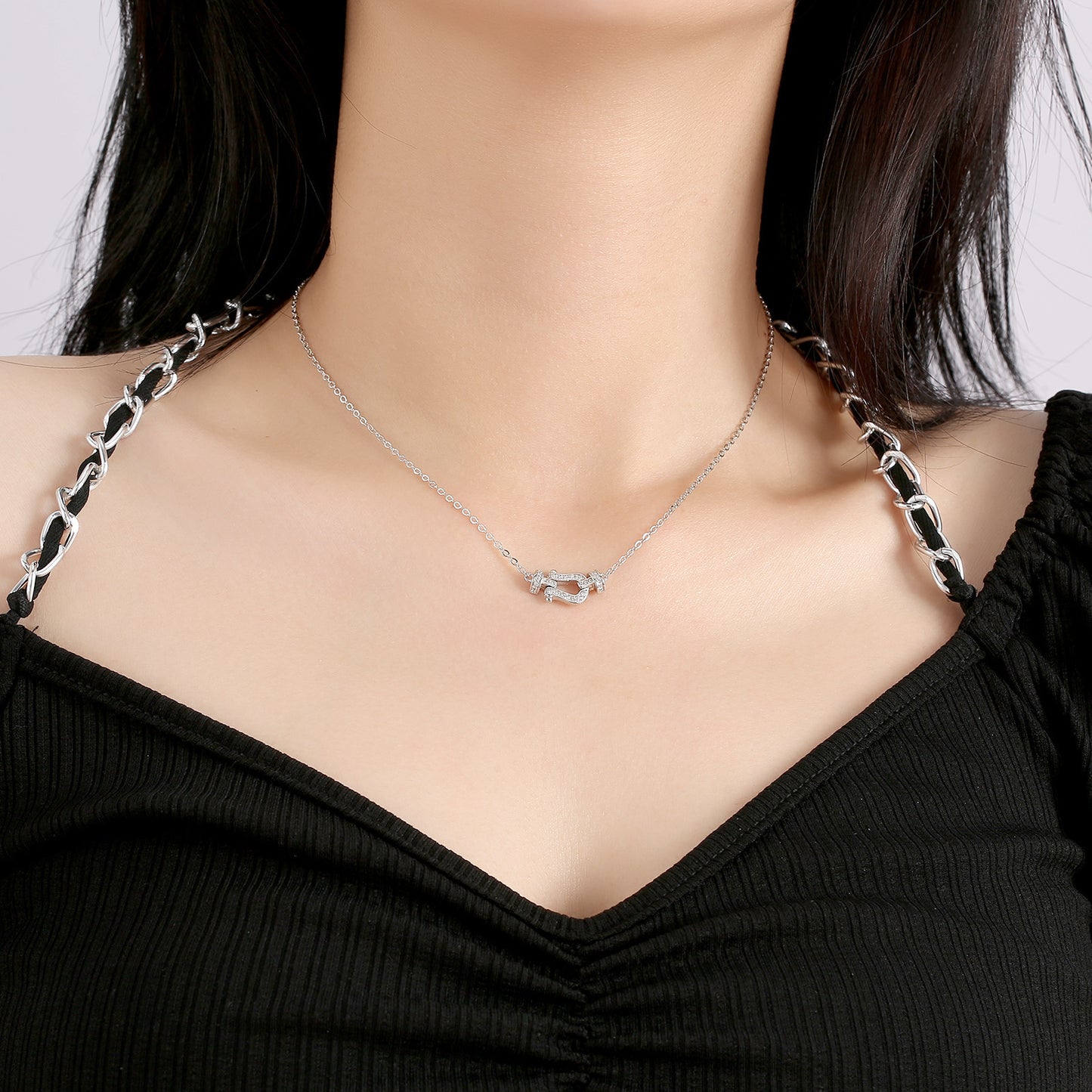Collana Minimalista a Ferro di Cavallo a U in Acciaio al Titanio con Micro-Pavé di Strass su Catena a O per Donna e Uomo