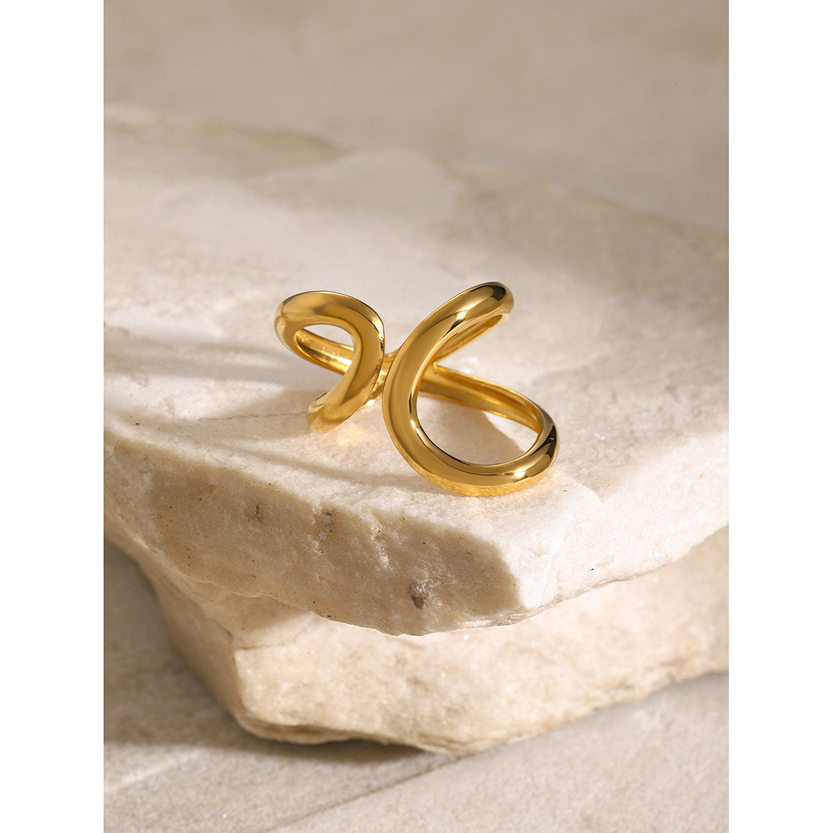 Anillo minimalista para mujer con diseño de lazo, de acero de titanio con chapado en oro de 18K