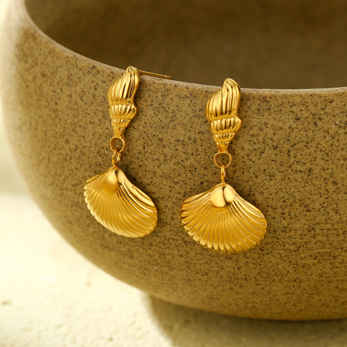 Pendientes minimalistas de acero de titanio con forma de concha para mujer con acabado chapado, joyas de oreja de lujo ligero para la moda de verano