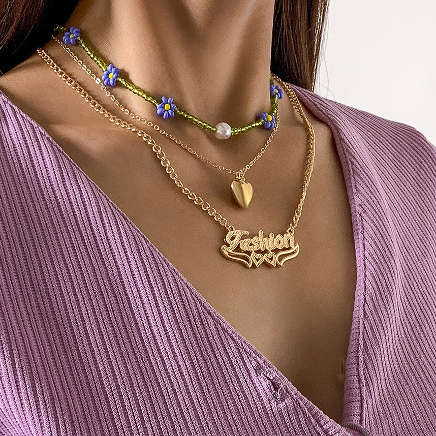 Collana a strati con lettere a forma di margherita, dolce e grintosa, in lega con finitura galvanizzata, perline in resina, ciondolo geometrico, stile floreale fresco per donna