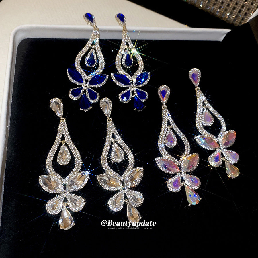 Elegantes pendientes de mariposa de lujo con incrustaciones de diamantes de imitación en base de aleación y postes de acero inoxidable para mujer