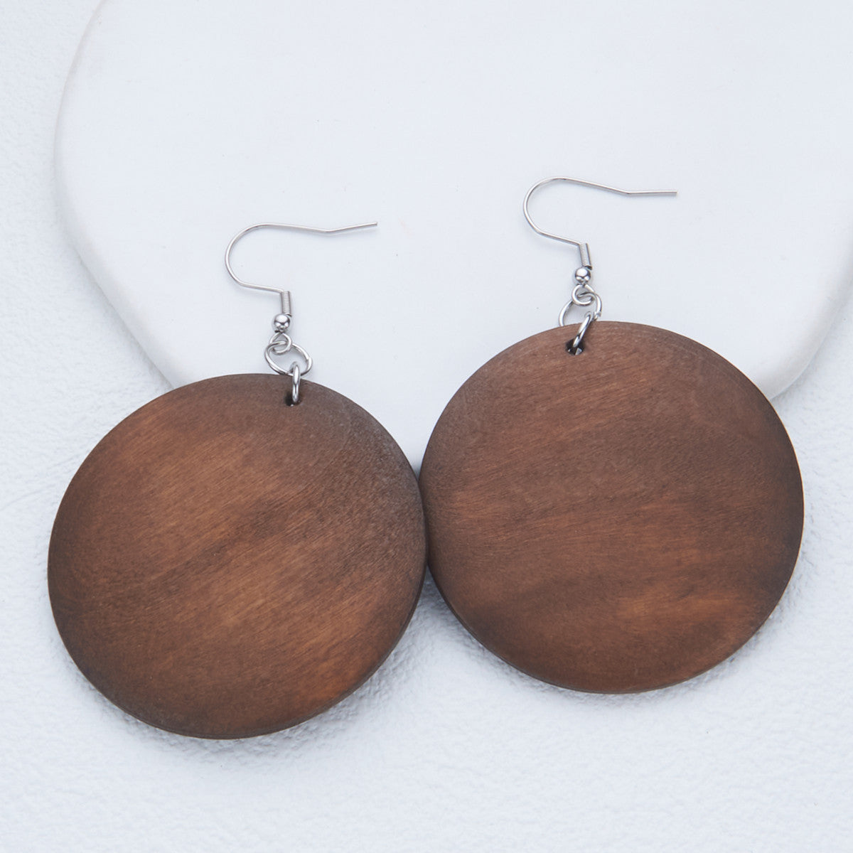 Orecchini Pendenti Lunghi Leggeri in Stile Naturale con Struttura in Acciaio Inox Lucido e Accenti con Stampa Leopardata da Donna