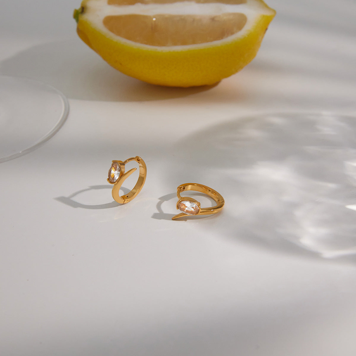 Orecchini a clip a C in acciaio inossidabile placcato con zirconia cubica, design geometrico elegante e minimalista da donna