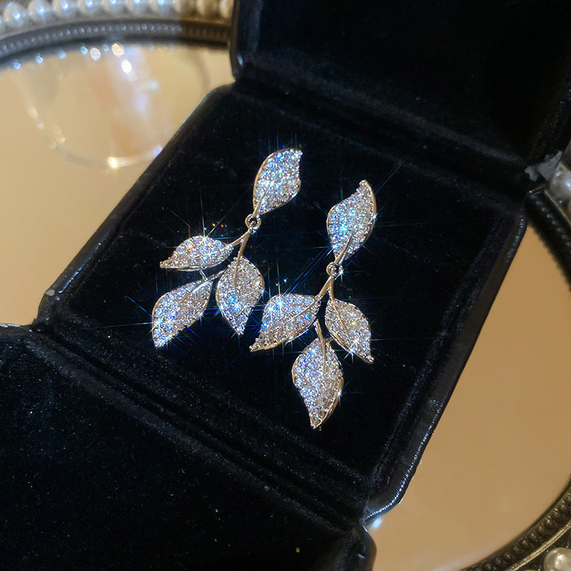 Orecchini a perno minimalisti a stella con perle e accenti di zirconi, su perni in acciaio ipoallergenico