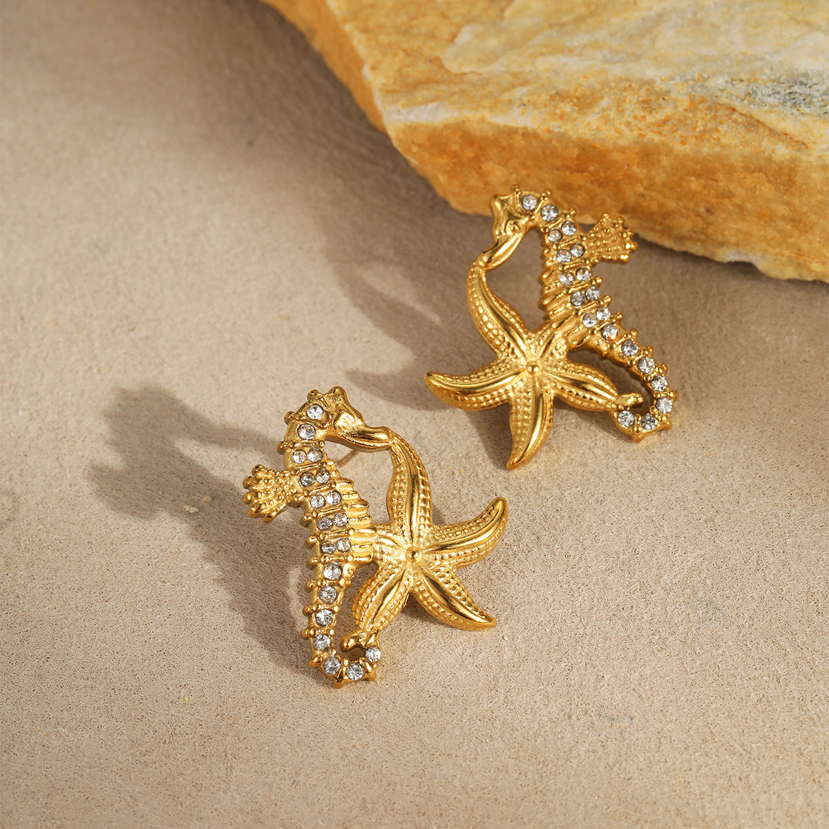 Orecchini a perno alla moda a forma di stella marina e cavalluccio marino con strass in acciaio al titanio con finitura placcata per donne