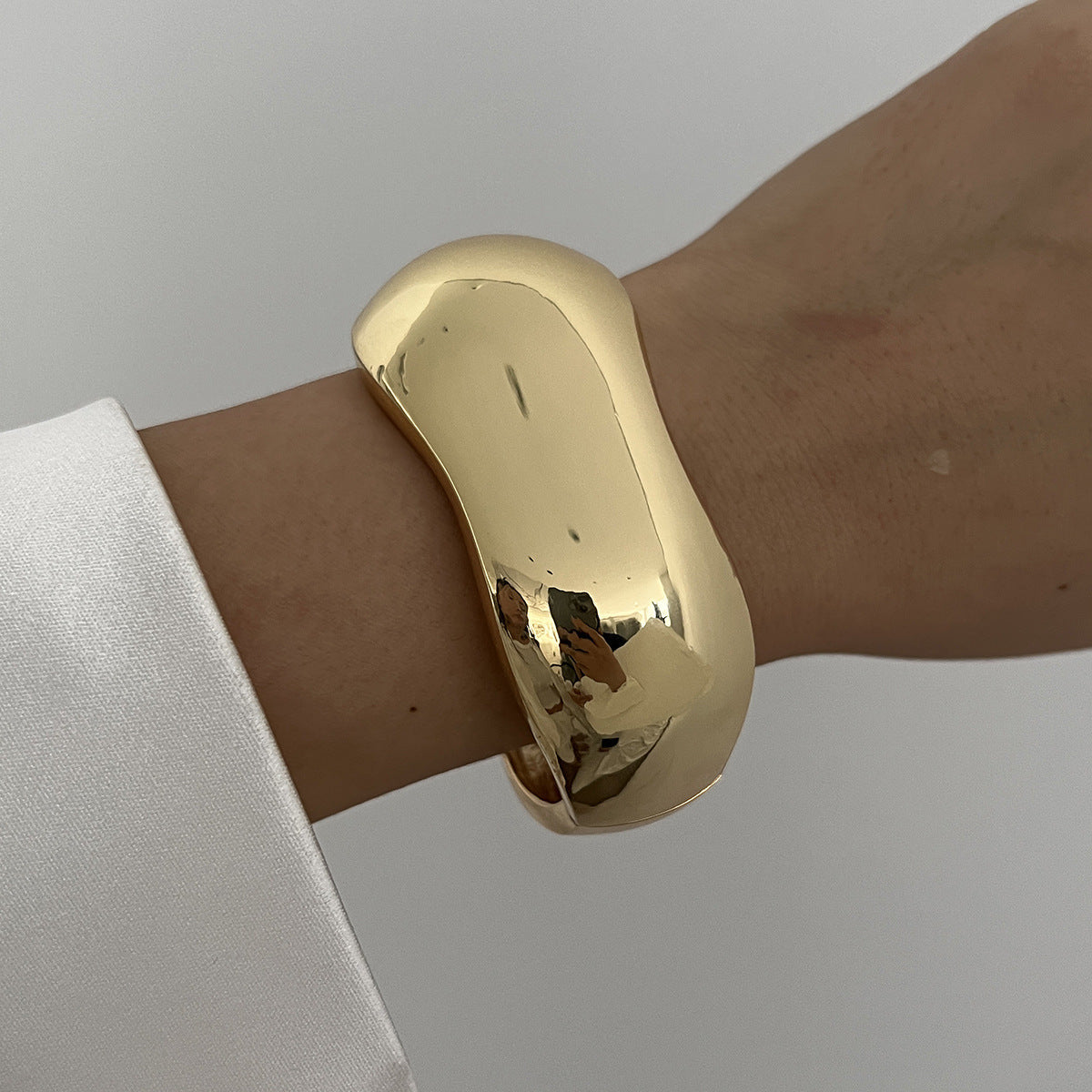 Bracciale geometrico irregolare ondulato in lega con finitura placcata da donna